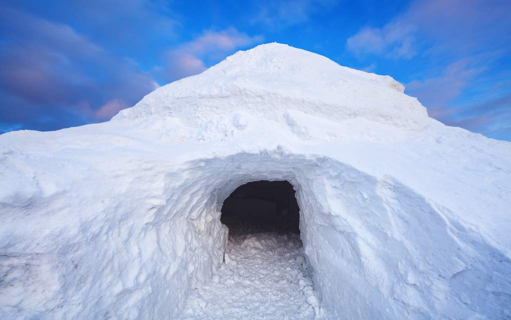How to Build a Quinzee Snow Shelter for Survival